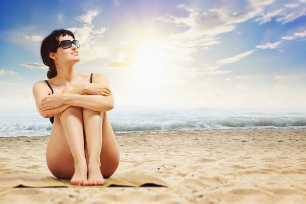 kobieta na diecie ketogenicznej pozyskuje witaminę D ze słońca